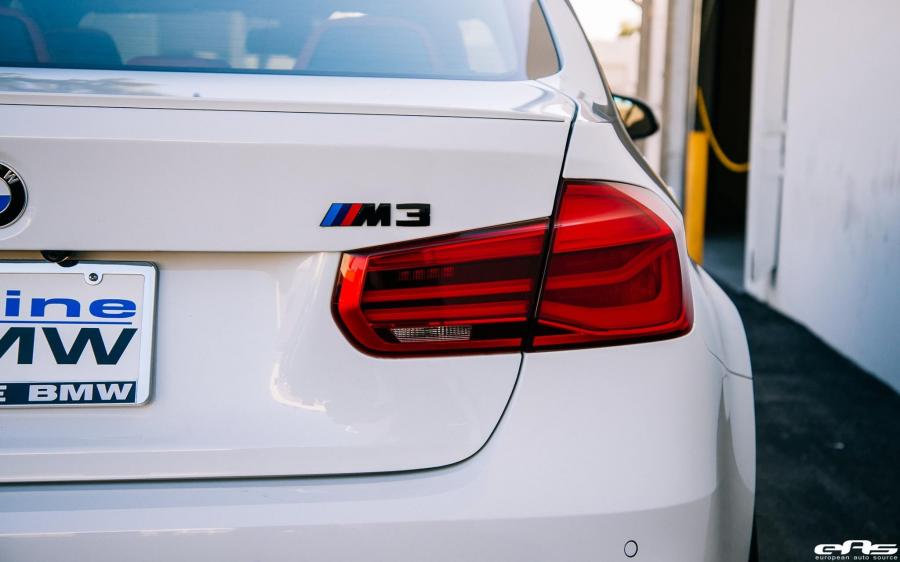 Логотип BMW M3 Sedan Alpine White by EAS 2016 года  (фото 6 из 11)